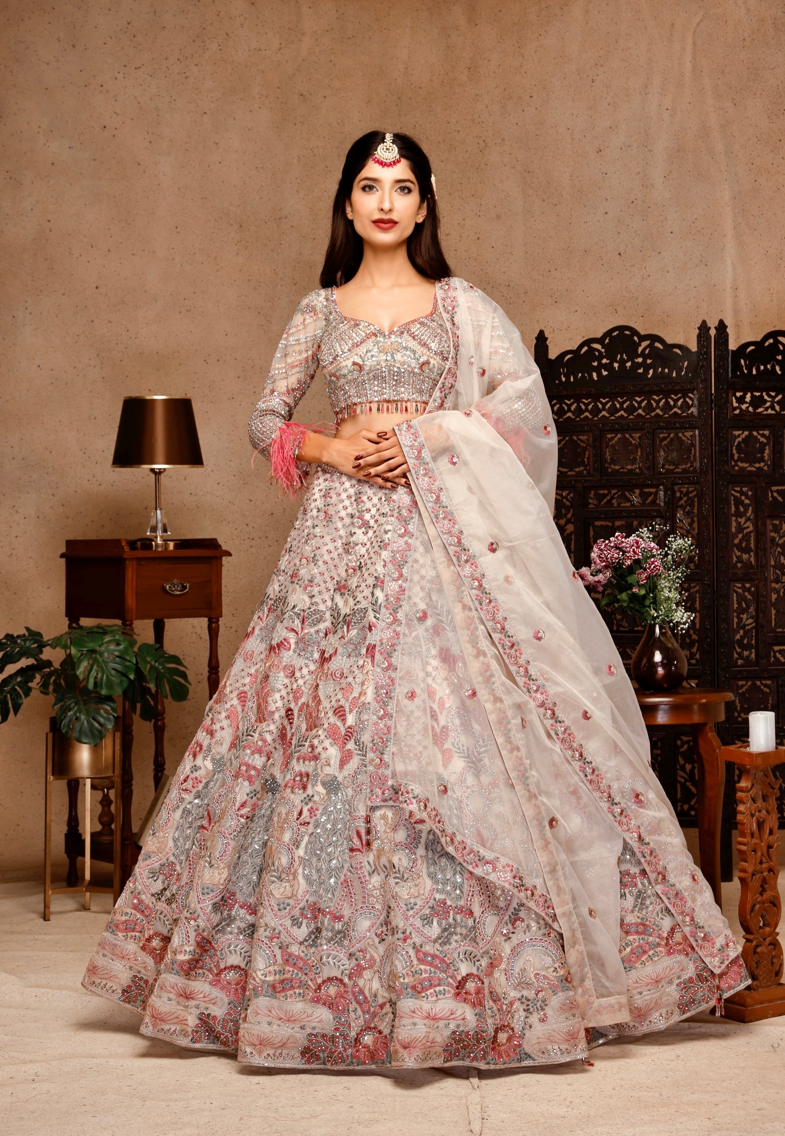 IVORY TOP FEATHER WITH SLEEVE ORGENGA KALI SKIRT