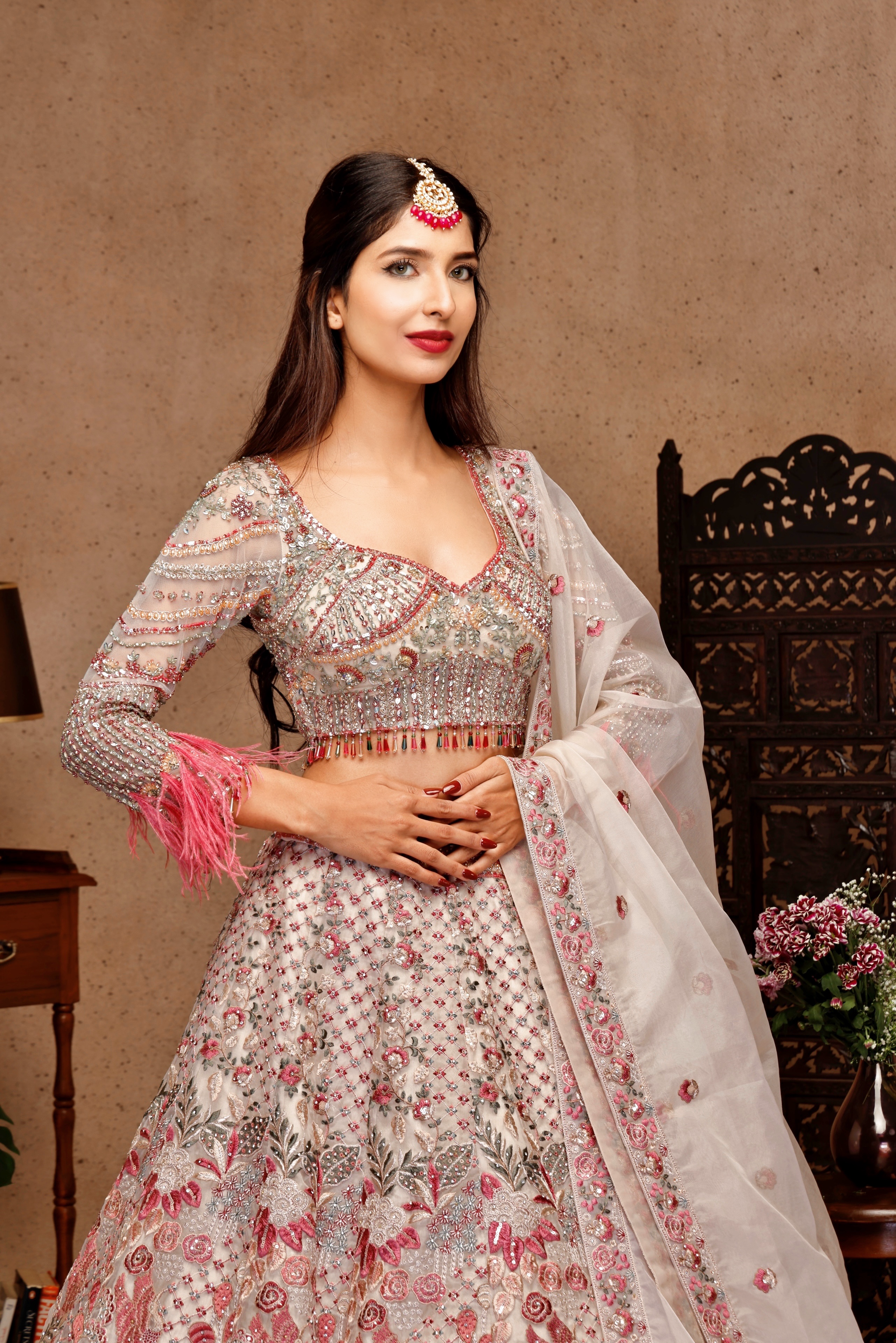 IVORY TOP FEATHER WITH SLEEVE ORGENGA KALI SKIRT