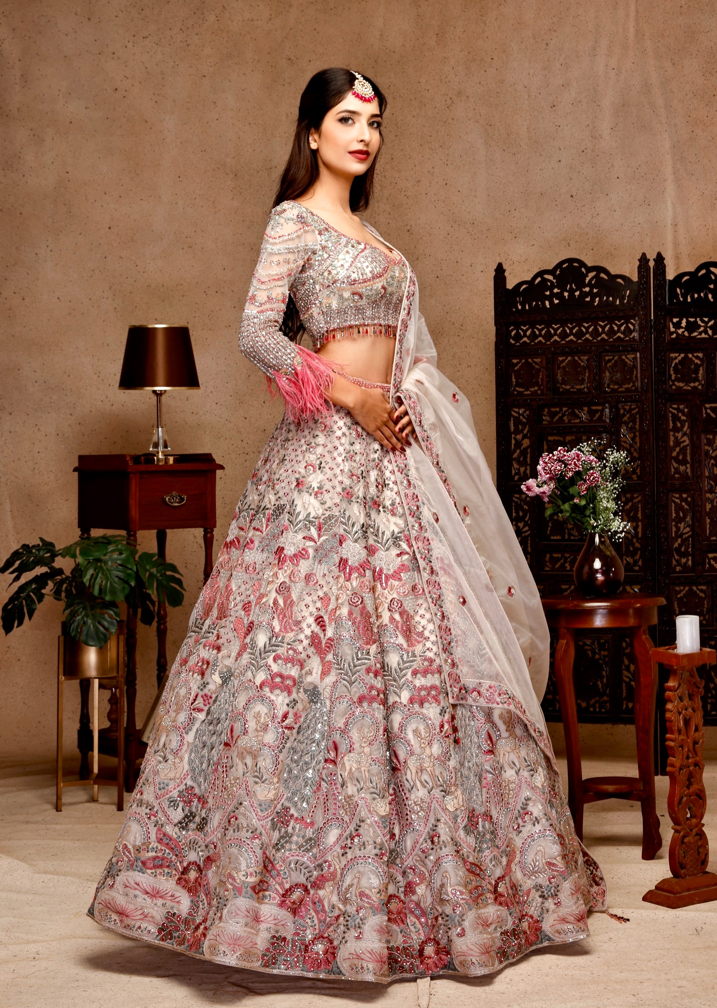 IVORY TOP FEATHER WITH SLEEVE ORGENGA KALI SKIRT