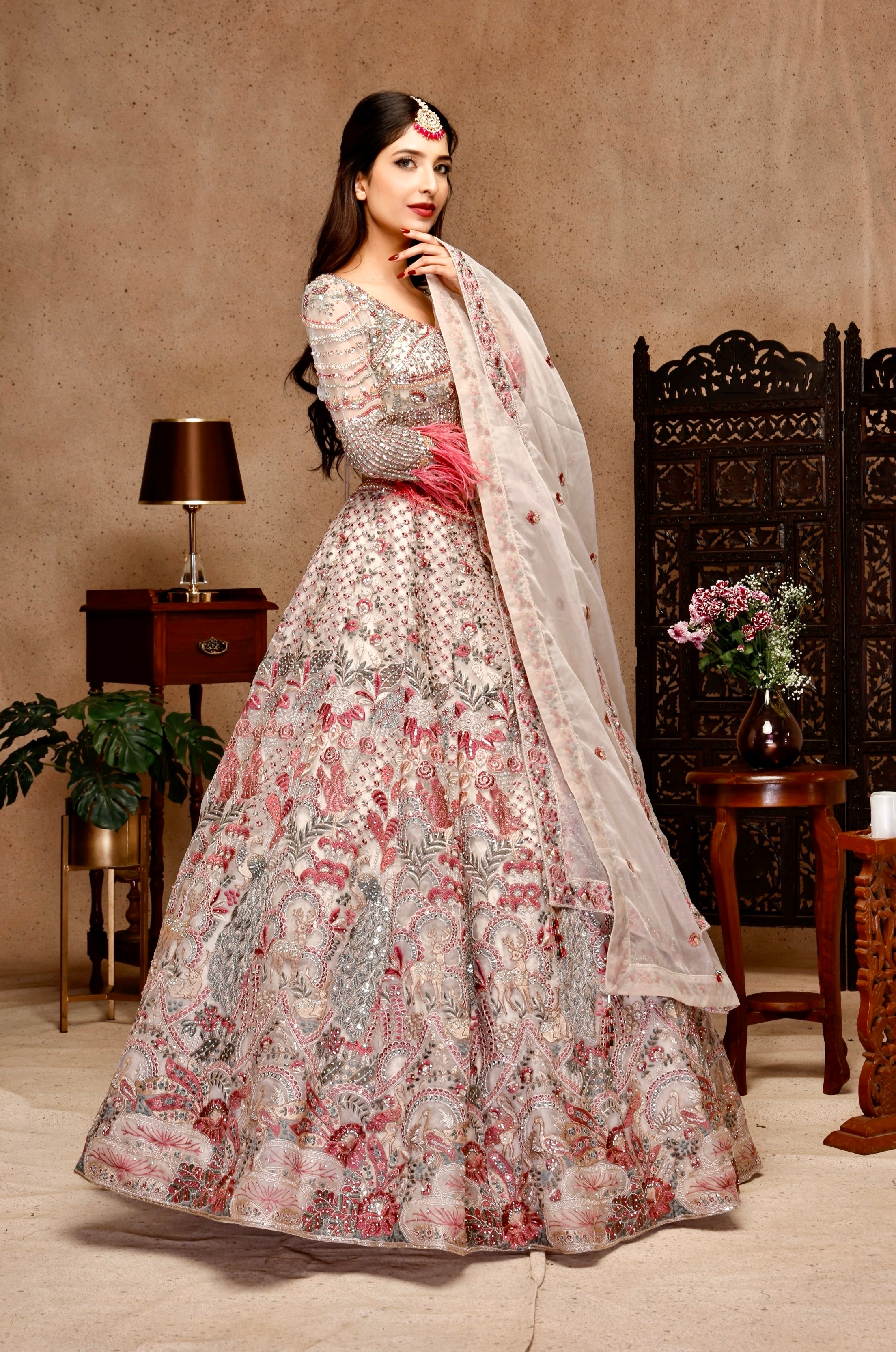 IVORY TOP FEATHER WITH SLEEVE ORGENGA KALI SKIRT