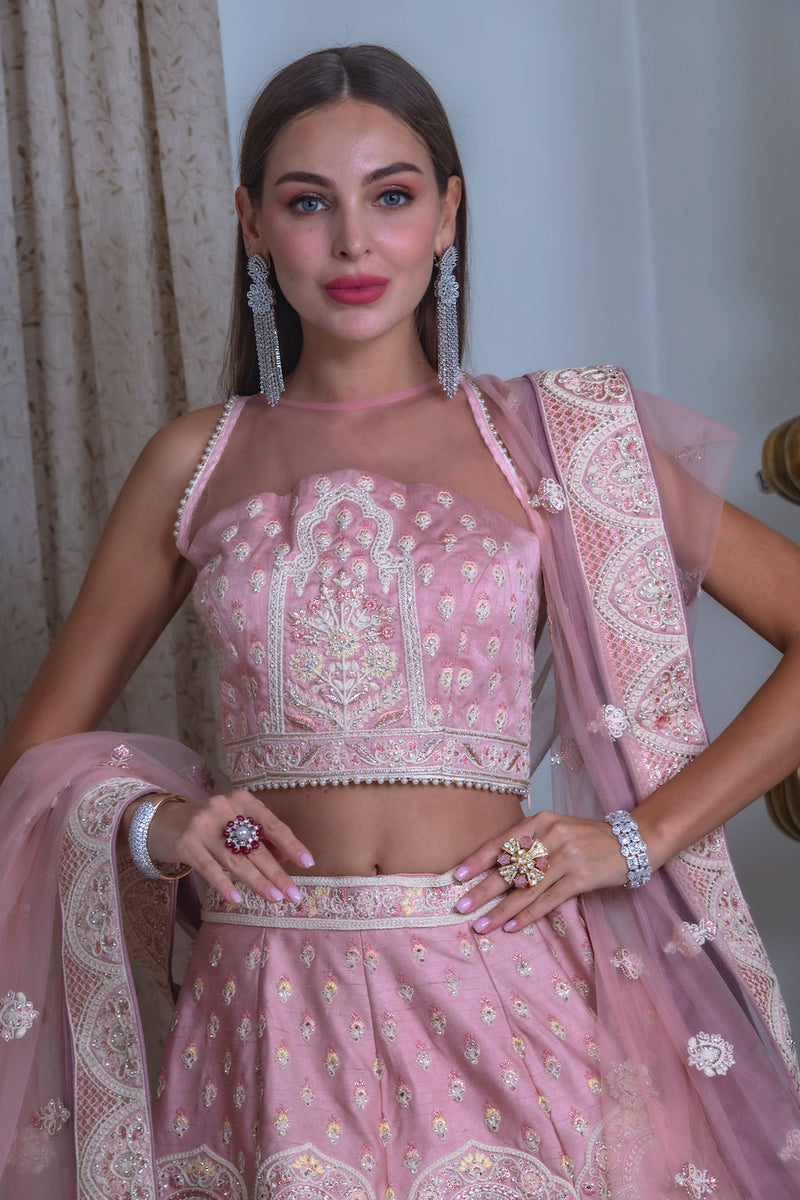 Bride Chose A Baby Pink Hued Lehenga And Styled It With 'Kundan' Jewellery  To Add A Pop Of Colour